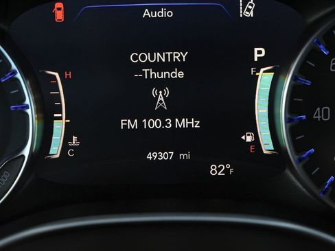 Used 2024 Chrysler Pacifica Touring-L image 14