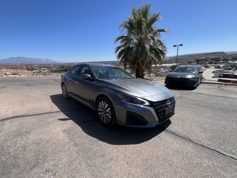 Used 2025 Nissan Altima 2.5 SV w/ SV Premium Package FWD image 7