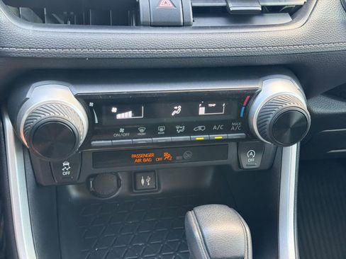 Used 2019 Toyota RAV4 LE AWD/4WD image 19