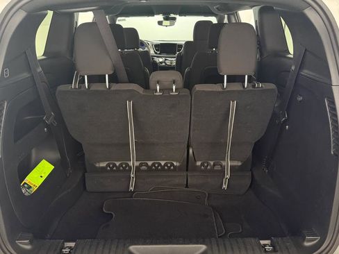 Certified 2024 Chrysler Pacifica Touring-L image 8