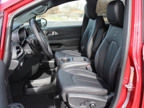 New 2026 Chrysler Pacifica Select image 3