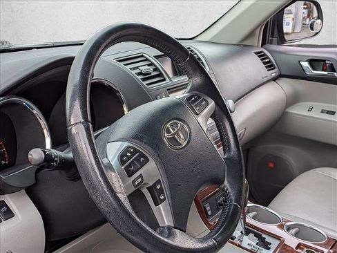 Used 2012 Toyota Highlander Limited w/ Tow Pkg image 9
