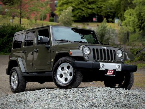 Used 2015 Jeep Wrangler Unlimited Sahara w/ Connectivity Group AWD/4WD image 2