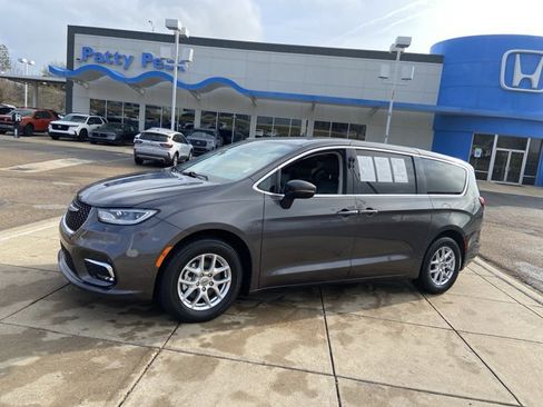 Used 2023 Chrysler Pacifica Touring-L image 5