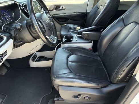 Used 2021 Chrysler Pacifica Touring-L FWD image 13
