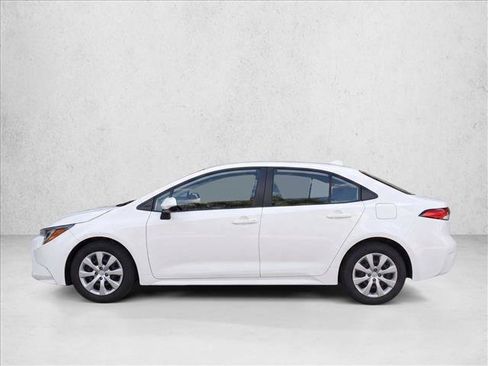 Used 2021 Toyota Corolla LE FWD image 4