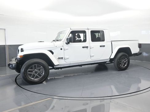 Used 2025 Jeep Gladiator Sport image 2