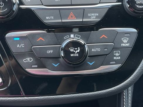 Used 2022 Chrysler Pacifica Limited w/ Uconnect Theater Family Group FWD image 32