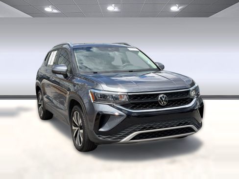Used 2023 Volkswagen Taos SE w/ Panoramic Sunroof Package AWD/4WD image 7
