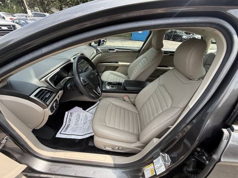 Used 2017 Ford Fusion SE w/ Fusion SE Technology Package FWD image 10