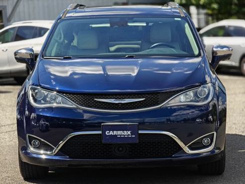 Used 2017 Chrysler Pacifica Limited w/ UConnect Theater Package FWD image 2