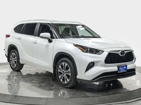 Used 2023 Toyota Highlander XLE AWD/4WD image 9