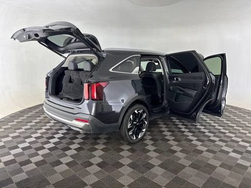 Certified 2025 Kia Sorento EX w/ Panoramic Sunroof Package FWD image 16