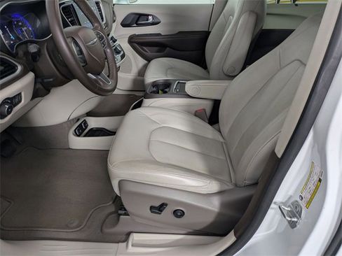 Certified 2021 Chrysler Pacifica Touring-L image 13