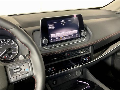 Certified 2025 Nissan Rogue SV image 11