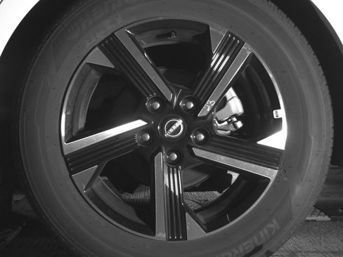 Used 2025 Nissan Sentra SV FWD image 14