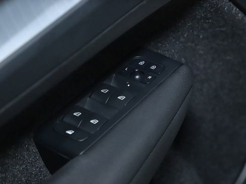 Used 2024 Volvo XC40 B5 Core image 17