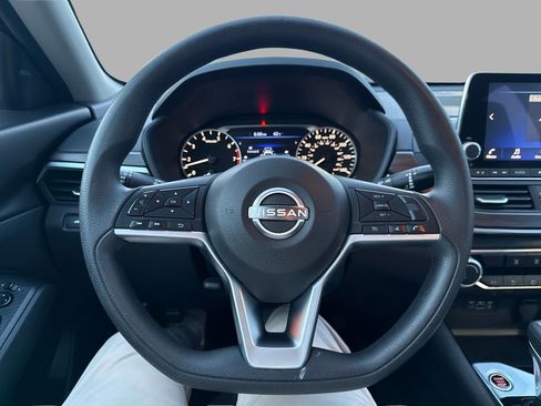 Used 2024 Nissan Altima 2.5 SV image 11