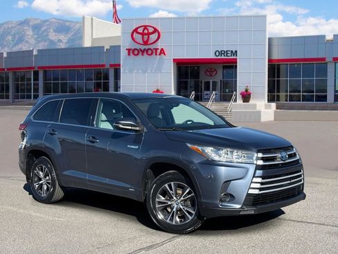 Used 2018 Toyota Highlander LE image 1