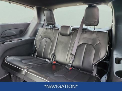 Used 2025 Chrysler Pacifica Limited image 18