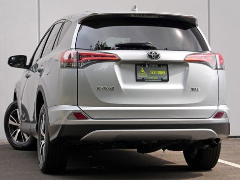 Used 2018 Toyota RAV4 XLE FWD image 5