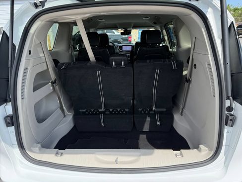 Used 2022 Chrysler Pacifica Touring-L FWD image 26