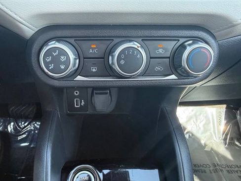 Used 2022 Nissan Versa SV FWD image 22