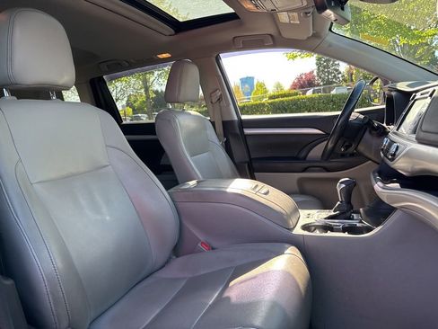 Used 2017 Toyota Highlander XLE AWD/4WD image 24