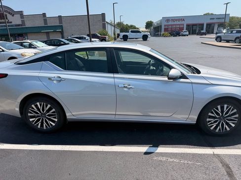 Used 2023 Nissan Altima 2.5 SV w/ SV Premium Package FWD image 4