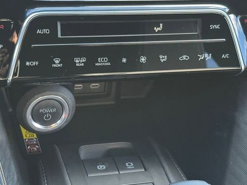 Used 2023 Toyota Venza XLE AWD/4WD image 17