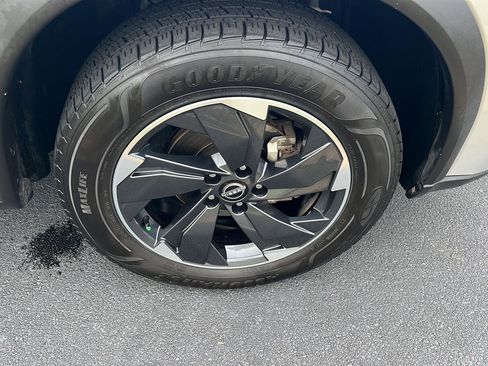 Used 2024 Nissan Rogue SV image 40