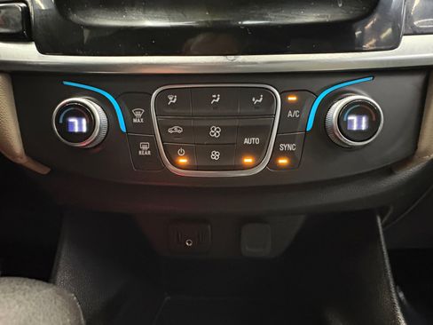 Used 2022 Chevrolet Traverse LS image 19