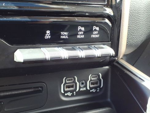 Used 2019 RAM 1500 Laramie AWD/4WD image 18