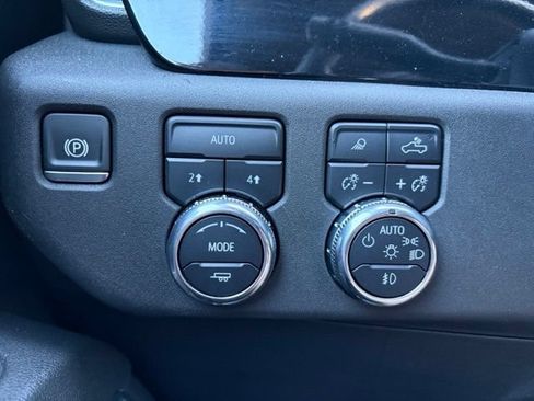 Used 2025 GMC Sierra 1500 SLT AWD/4WD image 21
