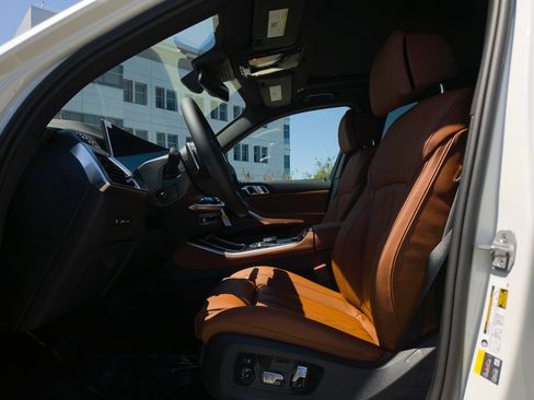 New 2026 BMW X5 xDrive50e w/ Premium Package AWD/4WD image 8