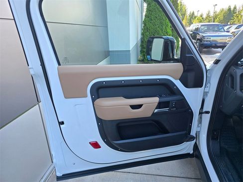 New 2025 Land Rover Defender 90 X-Dynamic SE image 21