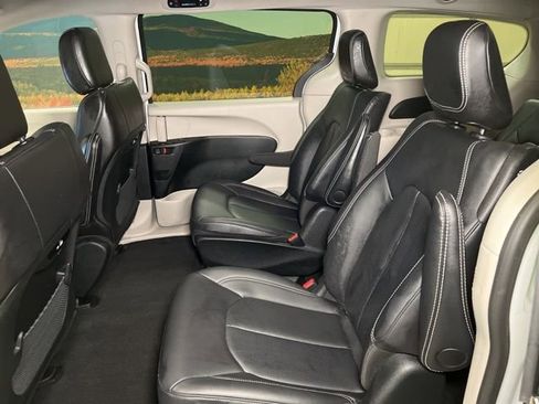 Used 2024 Chrysler Pacifica Limited FWD image 50