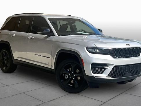 Used 2023 Jeep Grand Cherokee Altitude RWD image 3