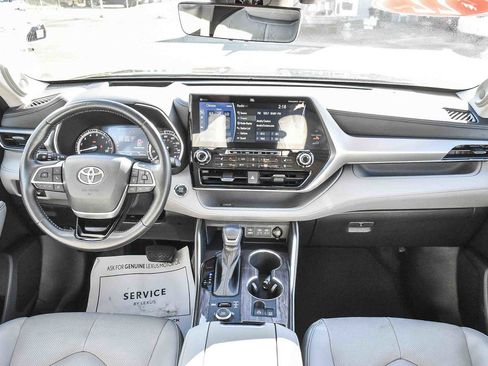 Used 2022 Toyota Highlander Platinum image 11
