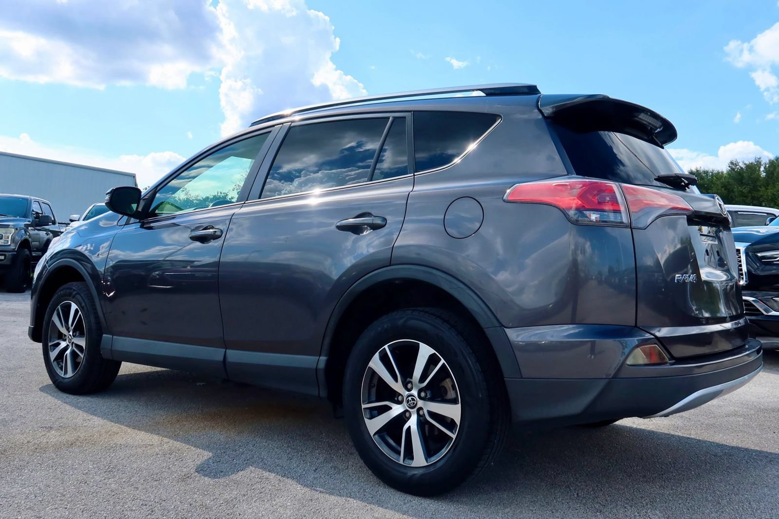 Used 2018 Toyota RAV4 XLE FWD image 4
