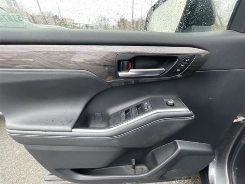 Used 2023 Toyota Highlander Platinum image 12