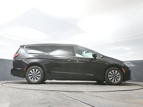Used 2024 Chrysler Pacifica Select image 50