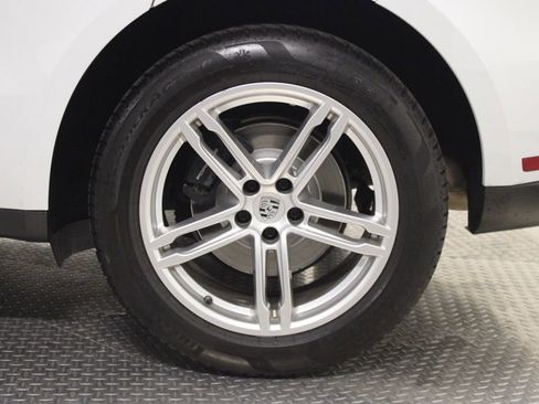 Certified 2022 Porsche Macan AWD/4WD image 16