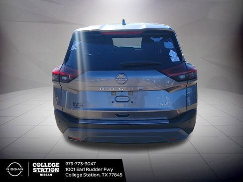 Used 2023 Nissan Rogue SV image 3