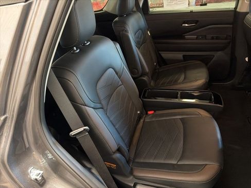 Certified 2025 Nissan Pathfinder Platinum image 13