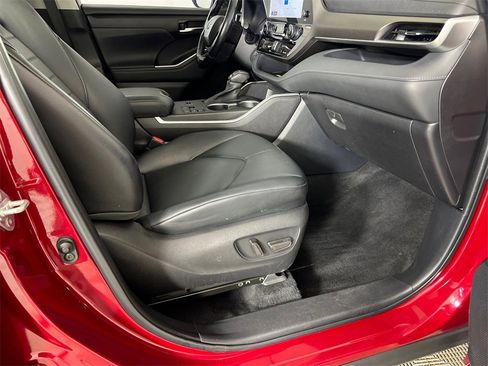 Used 2023 Toyota Highlander XLE image 14