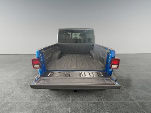 Used 2023 Jeep Gladiator Sport AWD/4WD image 16