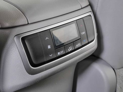Used 2019 Toyota Highlander XLE FWD image 20