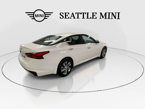 Used 2022 Nissan Altima 2.5 S FWD image 11