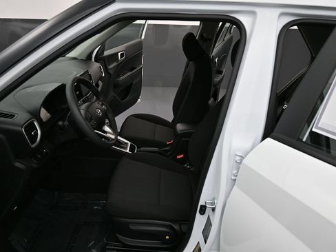 Certified 2026 Hyundai Venue SE FWD image 12